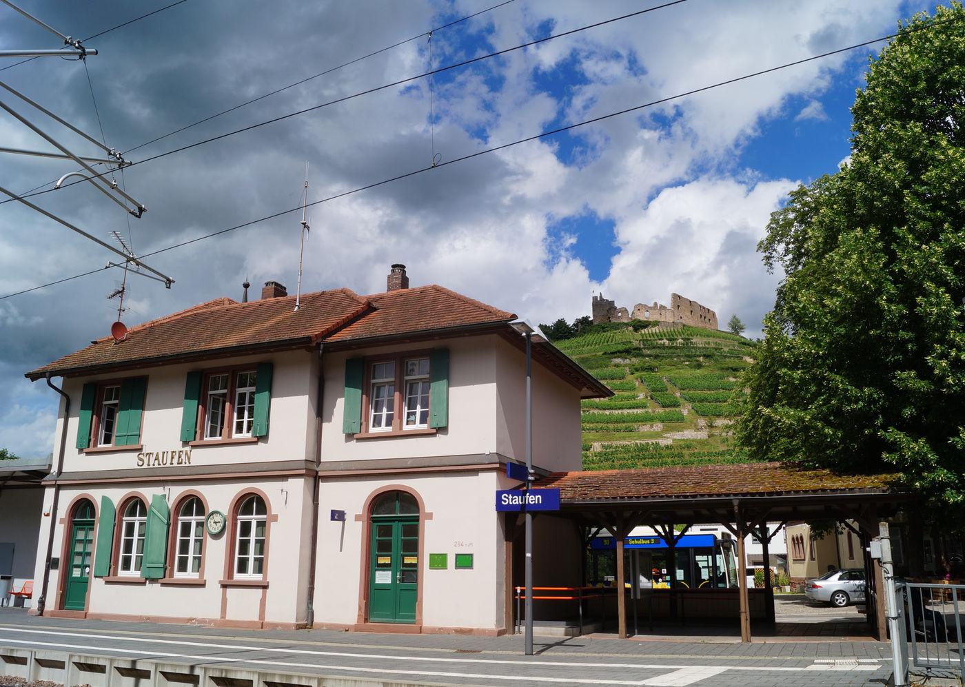 Bahnhof mit Burgblick